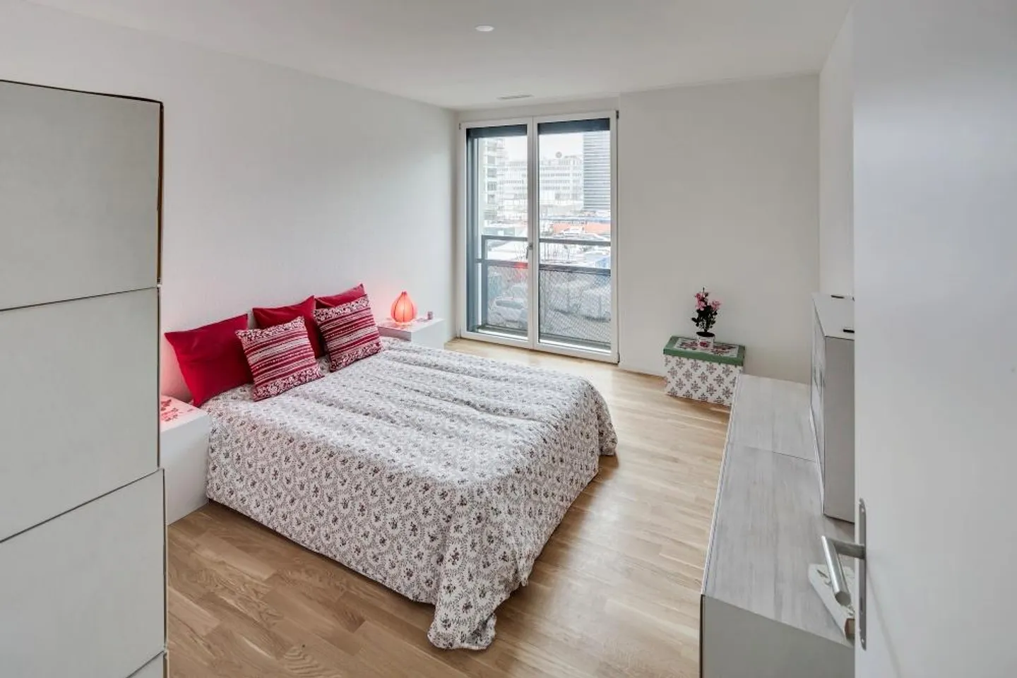 Modern 2.5-room apartment in the heart of Glattpark with afternoon sun - Photo 5 of 12