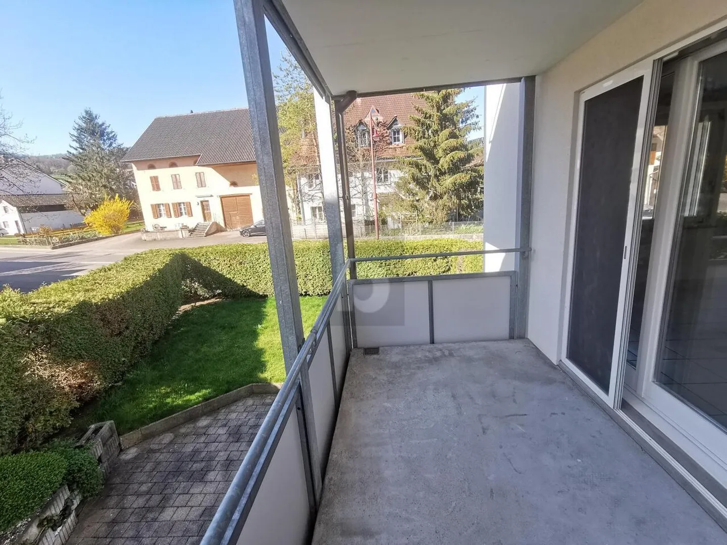 RENOVE RECEMMENT AVEC GRAND ESPACE DE JARDIN - Photo 2 sur 6