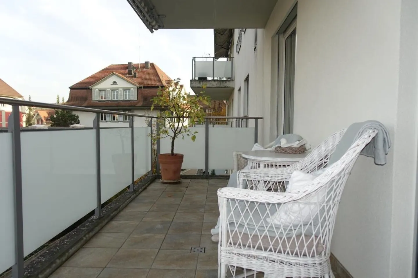 Condominium rénové de 4,5 pièces avec deux balcons et place de parking souterrain - Photo 16 sur 19