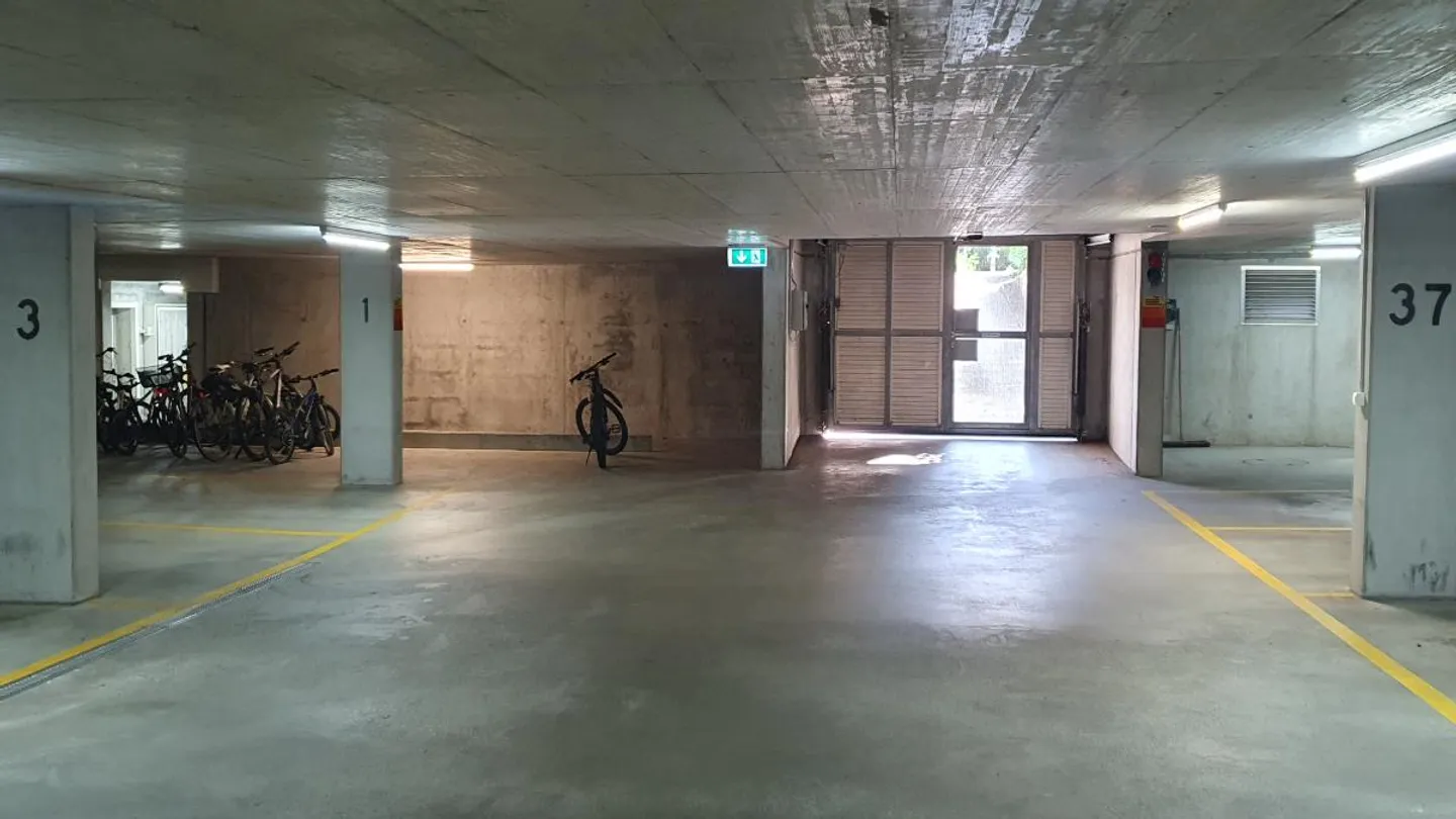 Posti auto in garage sotterranea in posizione centrale a Langenthal - Foto 2 di 4