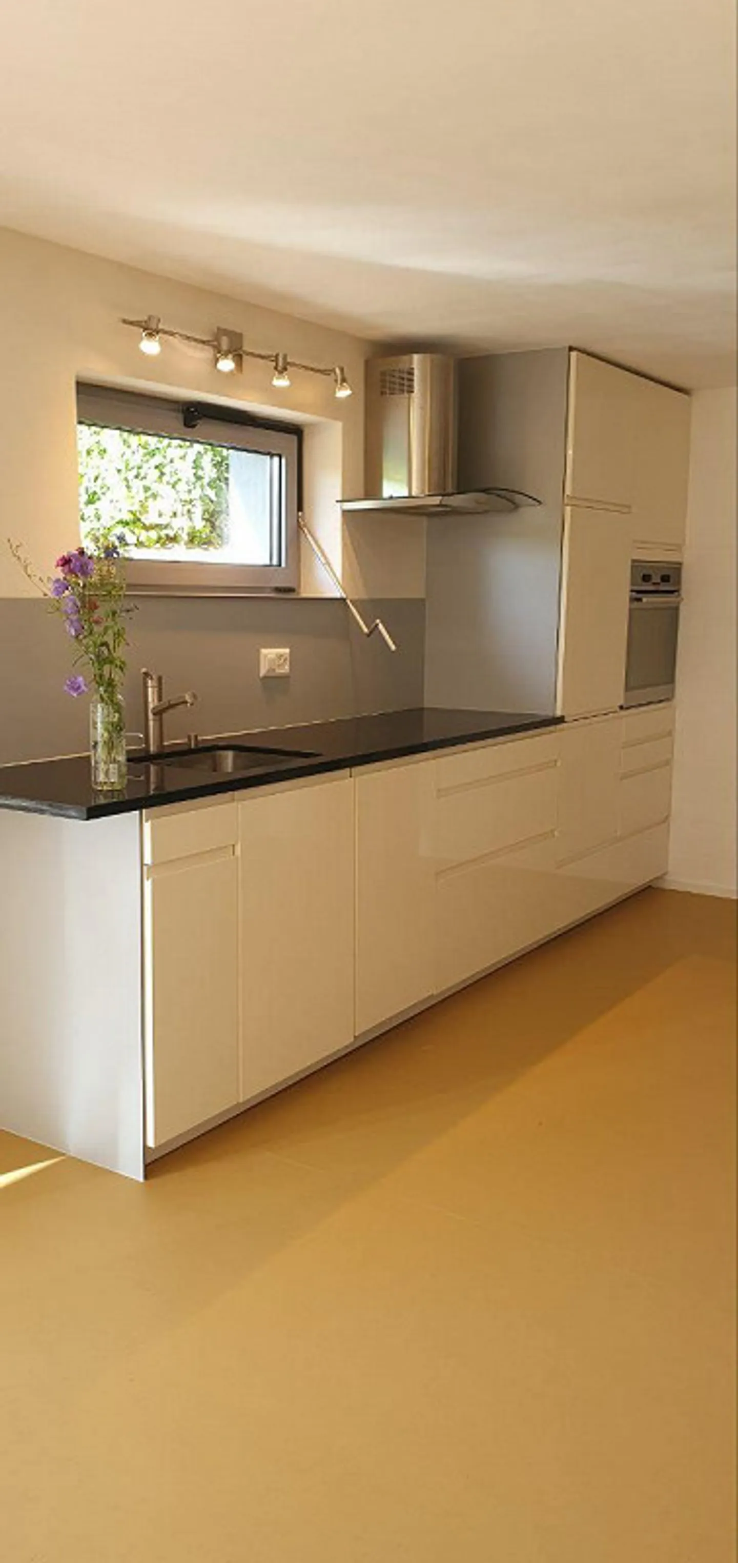Erdige 2.5-Zimmerwohnung mit Weitblick - Foto 5 von 6