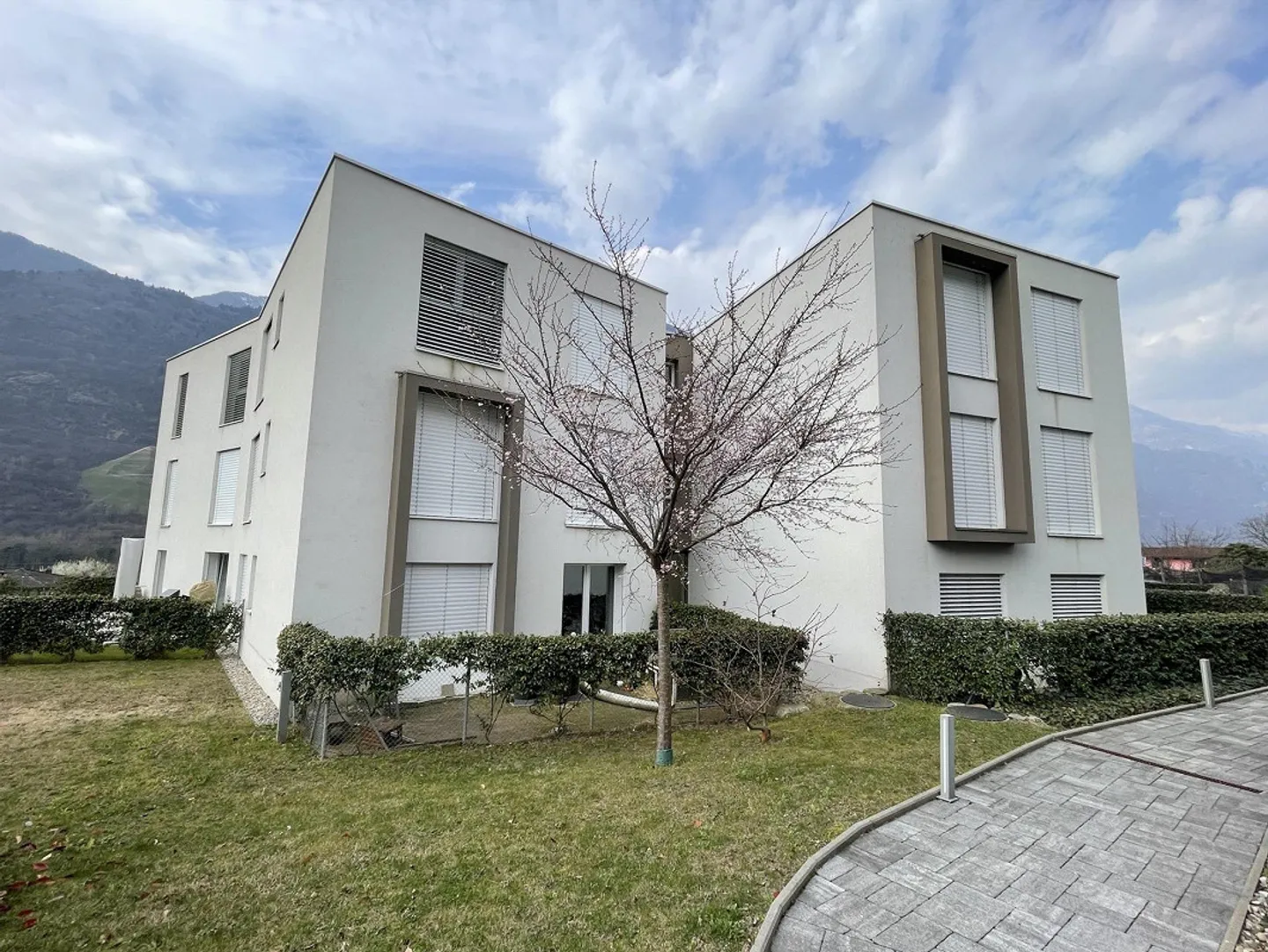MODERN AND SPACIOUS 2.5 APARTMENT WITH TWO INTERNAL PARKING SPACES - Photo 11 of 13