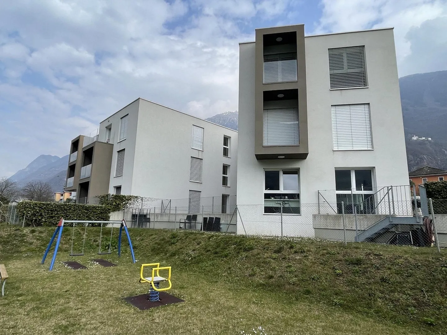 MODERN AND SPACIOUS 2.5 APARTMENT WITH TWO INTERNAL PARKING SPACES - Photo 10 of 13