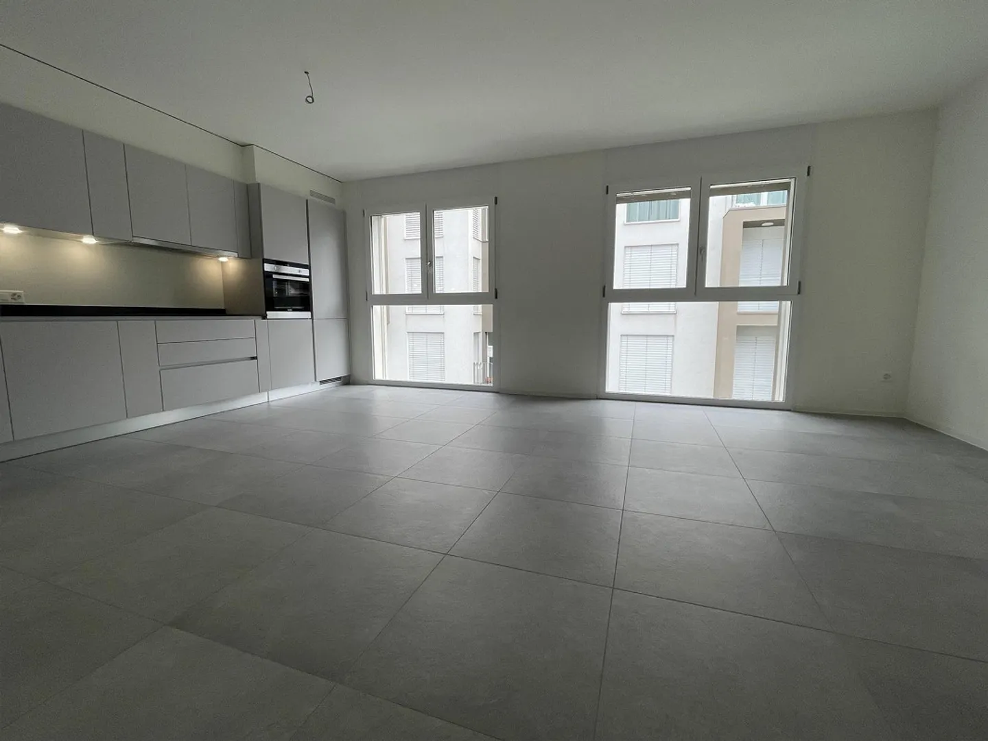 MODERN AND SPACIOUS 2.5 APARTMENT WITH TWO INTERNAL PARKING SPACES - Photo 5 of 13