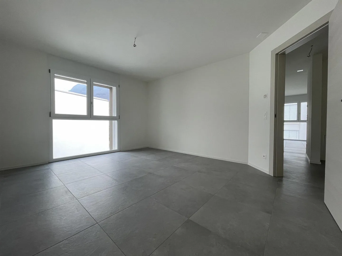 MODERN AND SPACIOUS 2.5 APARTMENT WITH TWO INTERNAL PARKING SPACES - Photo 7 of 13