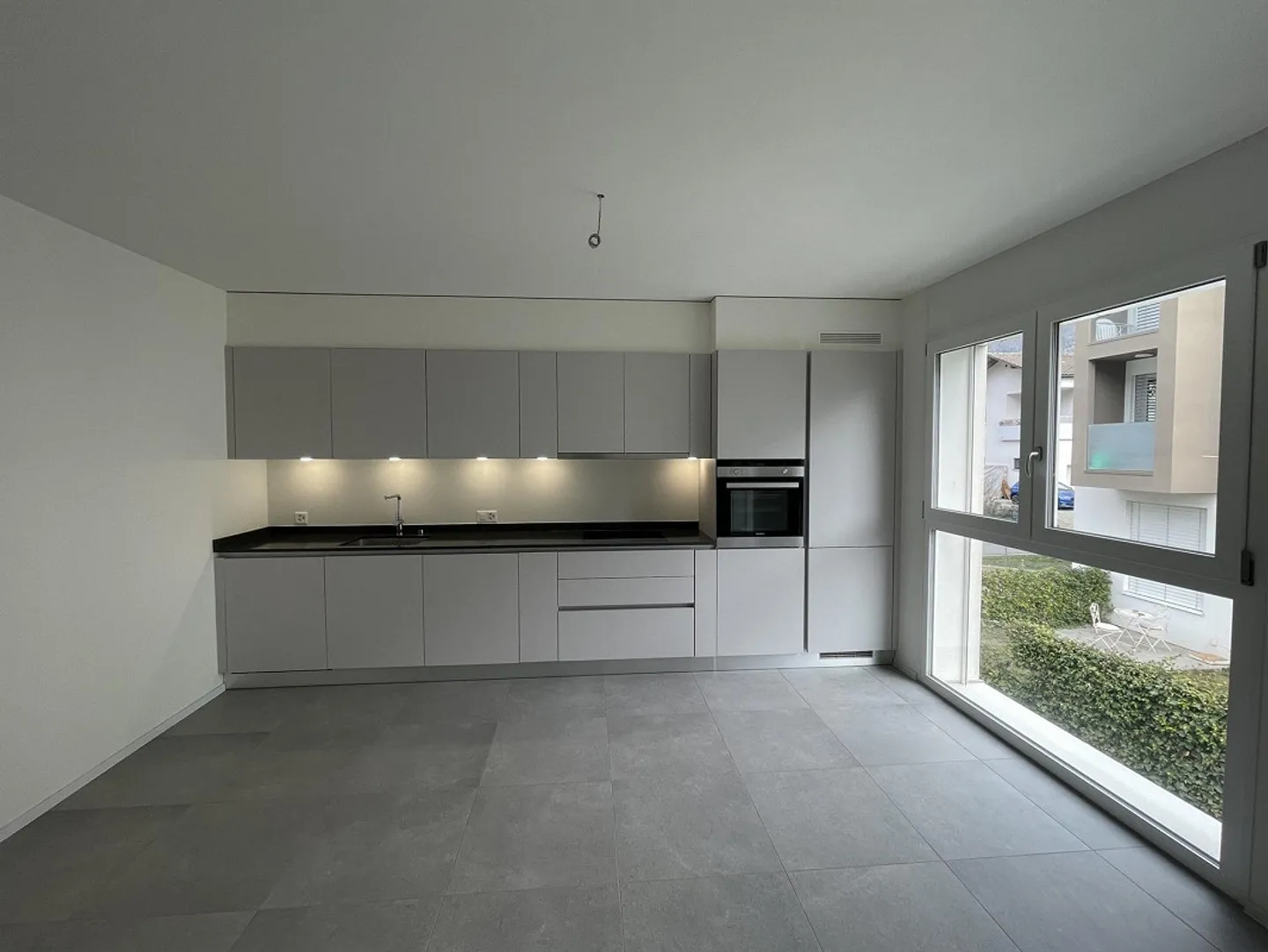 MODERN AND SPACIOUS 2.5 APARTMENT WITH TWO INTERNAL PARKING SPACES - Photo 4 of 13