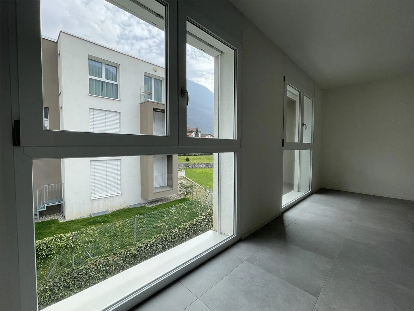 MODERN AND SPACIOUS 2.5 APARTMENT WITH TWO INTERNAL PARKING SPACES - Photo 6 of 13