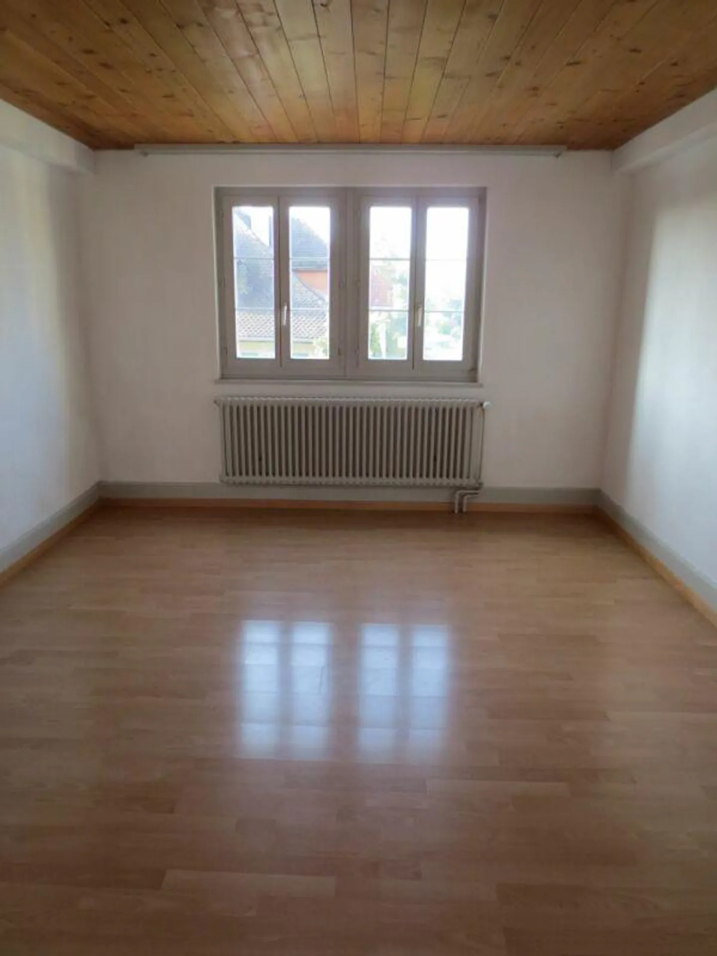 Appartement 4 pièces dans un emplacement central ! - Photo 3 sur 10