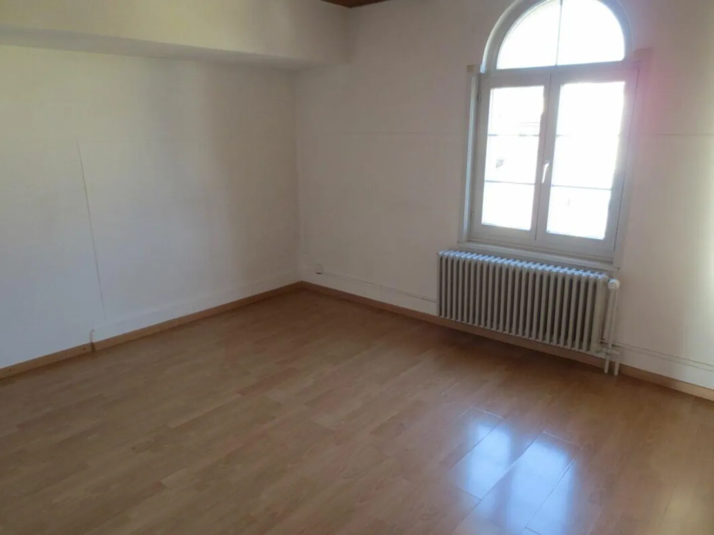 Appartement 4 pièces dans un emplacement central ! - Photo 4 sur 10
