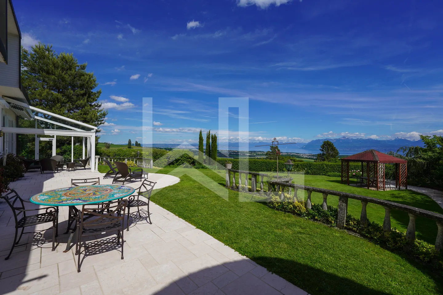 Villa mit atemberaubendem Blick auf die Küste, den See und die Alpen - Foto 22 von 24