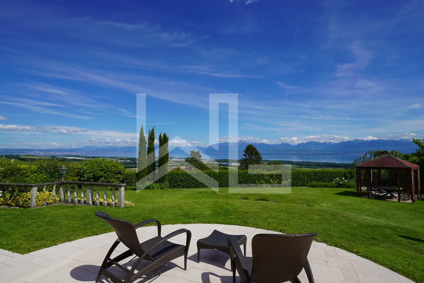 Villa mit atemberaubendem Blick auf die Küste, den See und die Alpen - Foto 24 von 24
