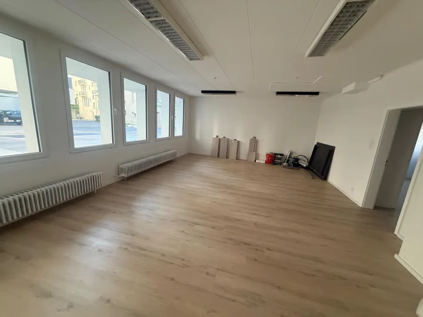Fully renovated commercial space with large showcase - Fribourg Pérolles - Photo 1 of 10