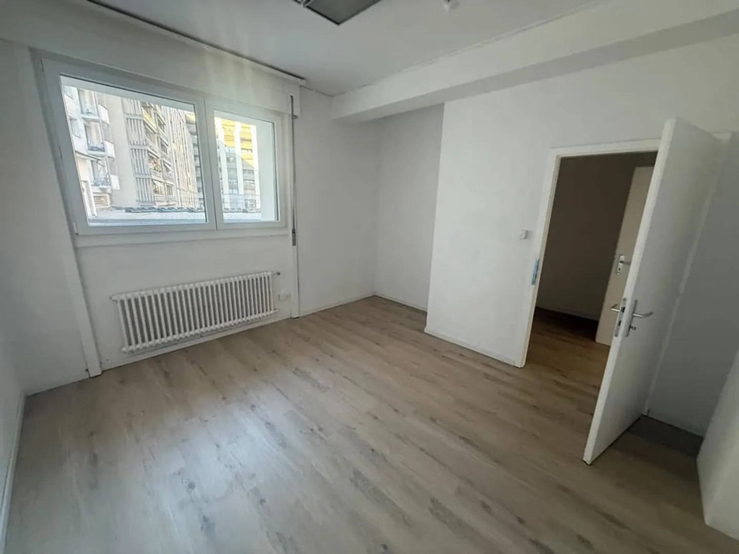 Fully renovated commercial space with large showcase - Fribourg Pérolles - Photo 7 of 10