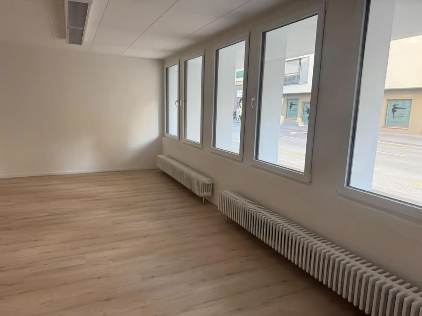 Fully renovated commercial space with large showcase - Fribourg Pérolles - Photo 9 of 10