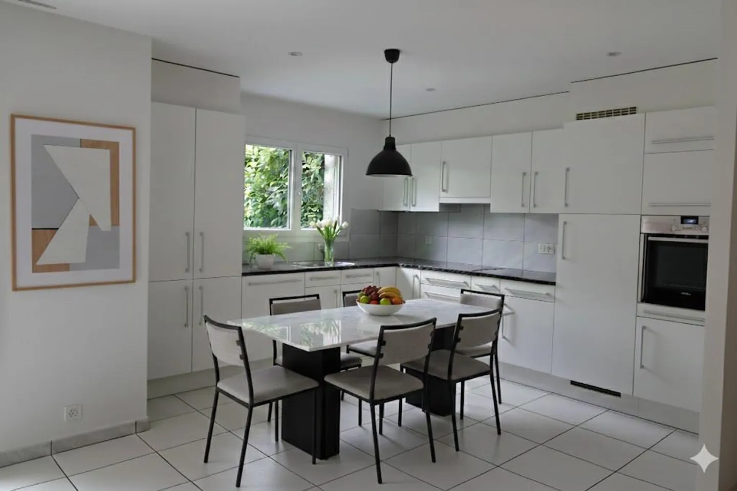 Beautiful apartment with 4.5 rooms on the ground floor, private garden and parking spaces - Photo 2 of 11