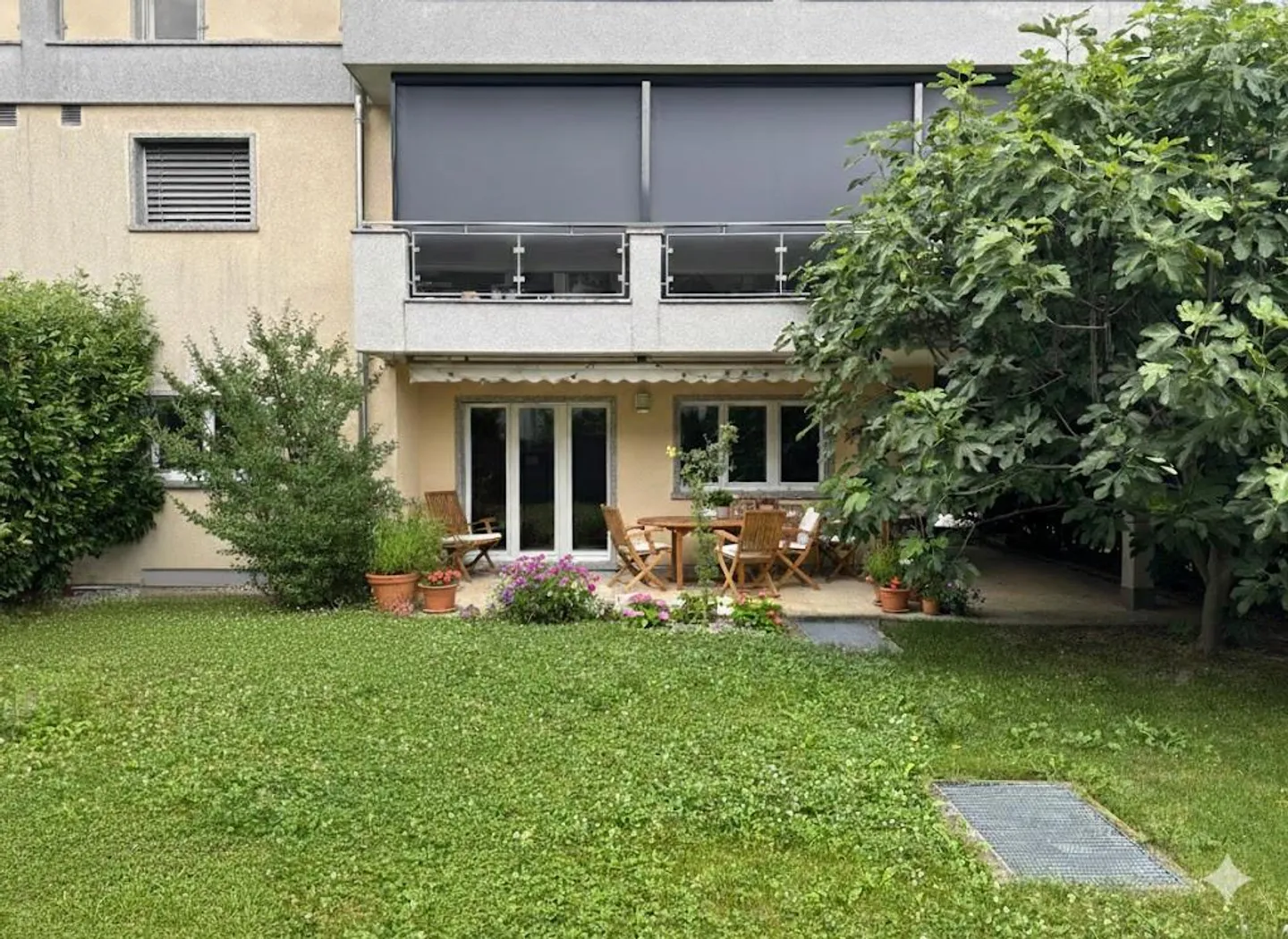 Beautiful apartment with 4.5 rooms on the ground floor, private garden and parking spaces - Photo 3 of 11