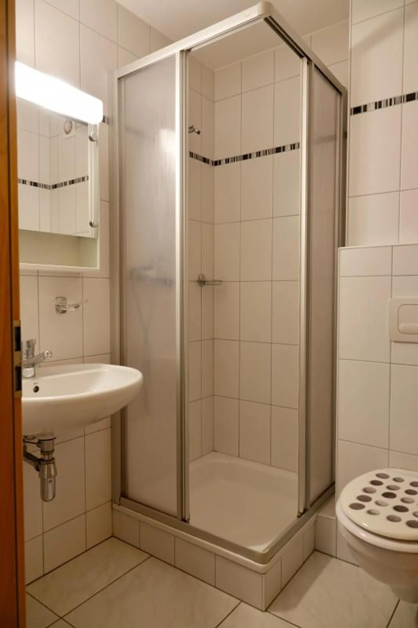 Beautiful apartment with 4.5 rooms on the ground floor, private garden and parking spaces - Photo 9 of 11