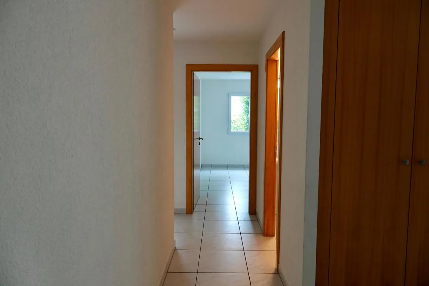 Beautiful apartment with 4.5 rooms on the ground floor, private garden and parking spaces - Photo 5 of 11