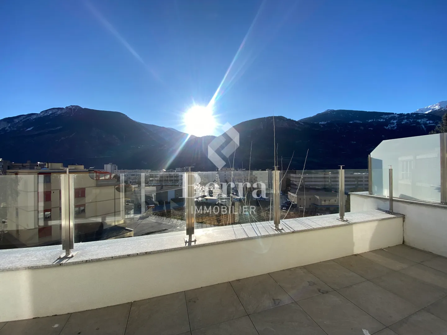 Neue angrenzende Villa mit 5,5 Zimmern verfügbar Ende April 2026 - Foto 1 von 13