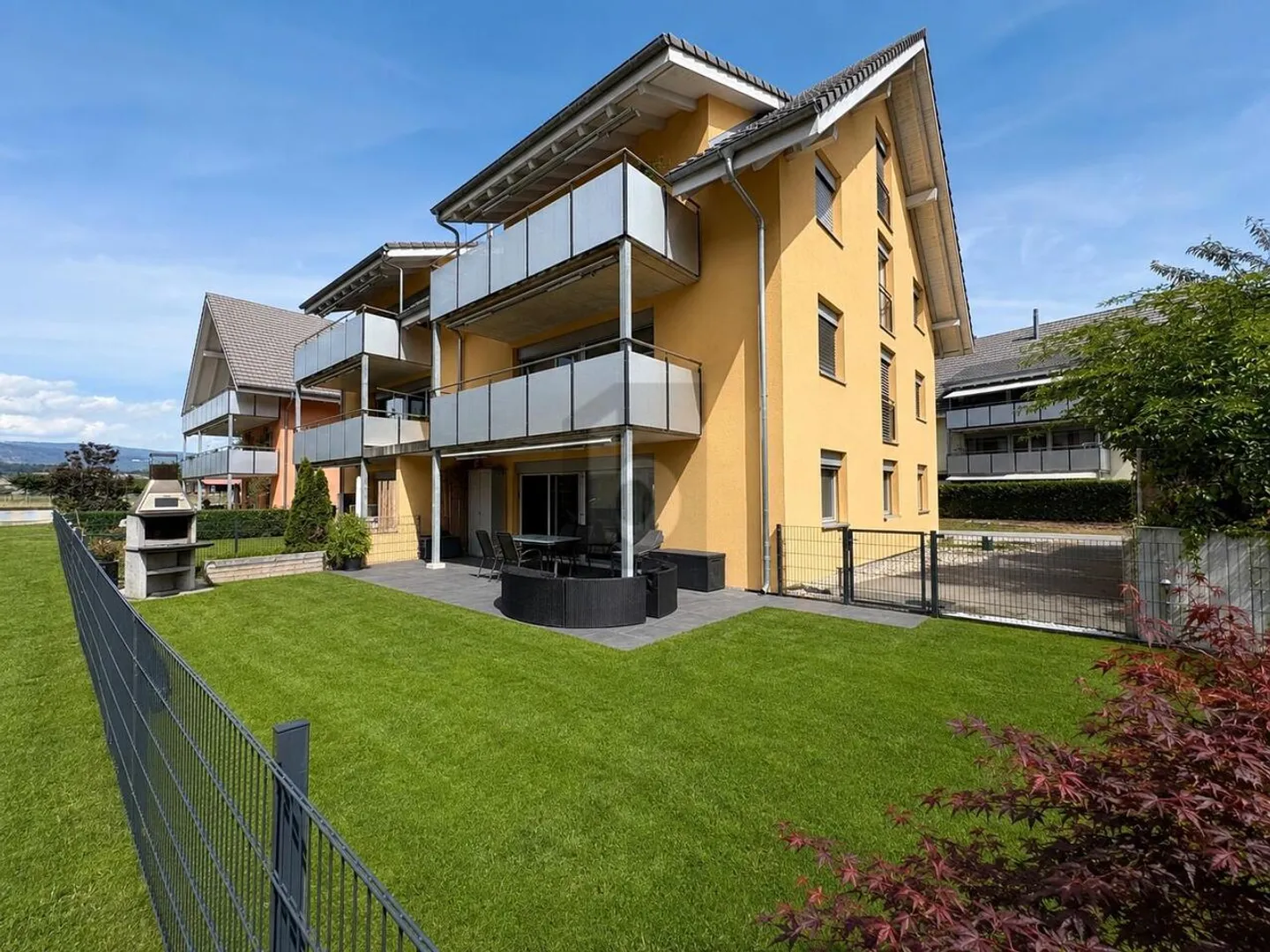 MODERN MIT GROSSEM GARTEN UND SITZPLATZ - Photo 1 of 6