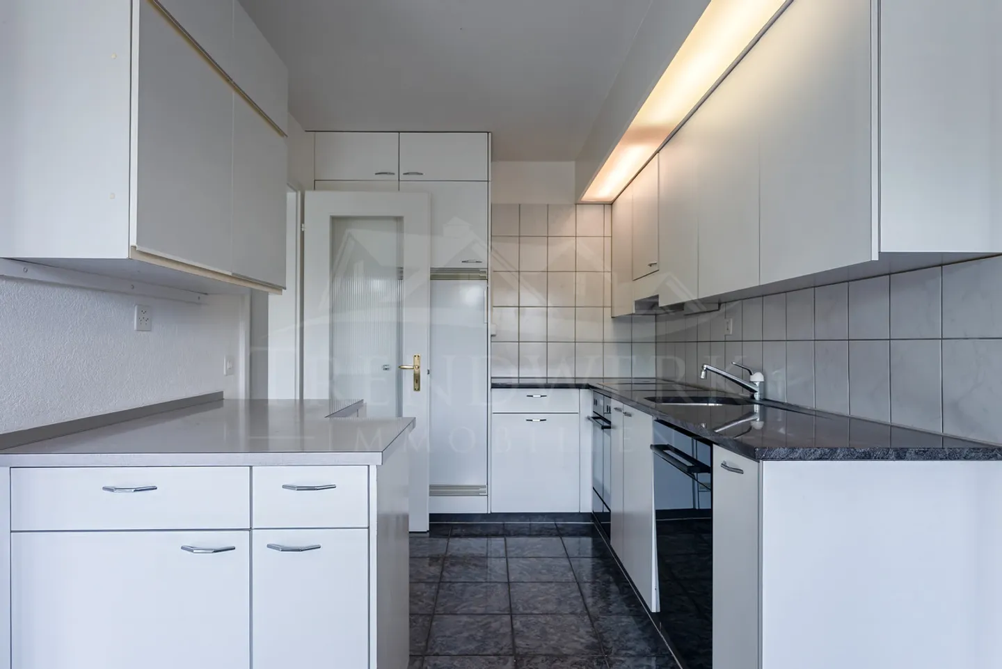 Appartement spacieux de 6,5 pièces dans un quartier calme à Rüfenacht - Photo 3 sur 12