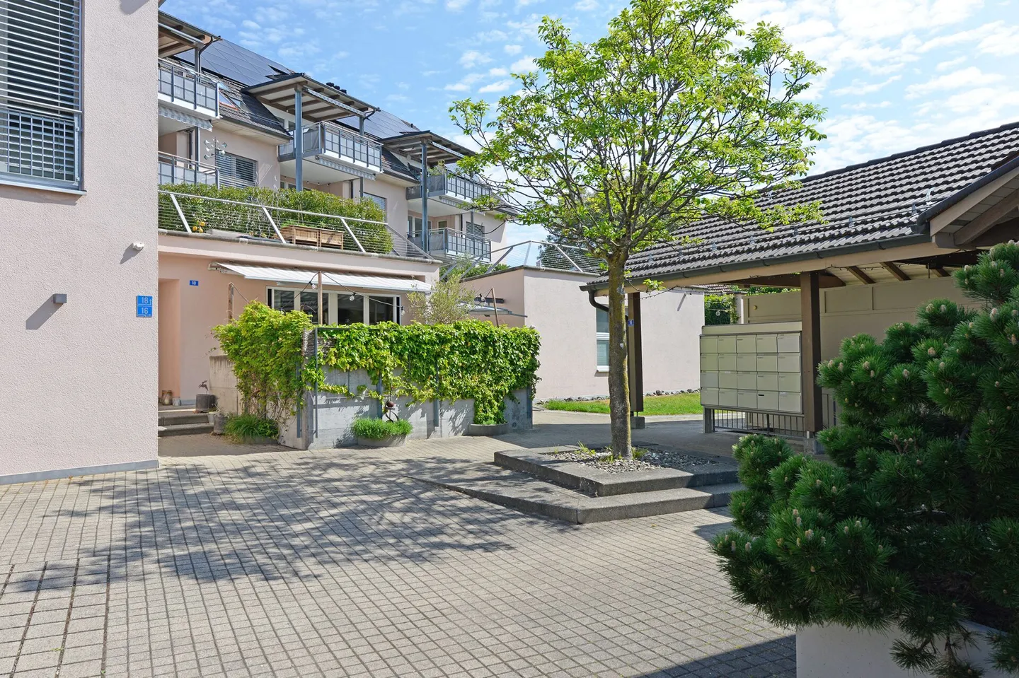 Charmant Appartement Sous Les Toits avec Vue sur Montagne - Photo 2 sur 19
