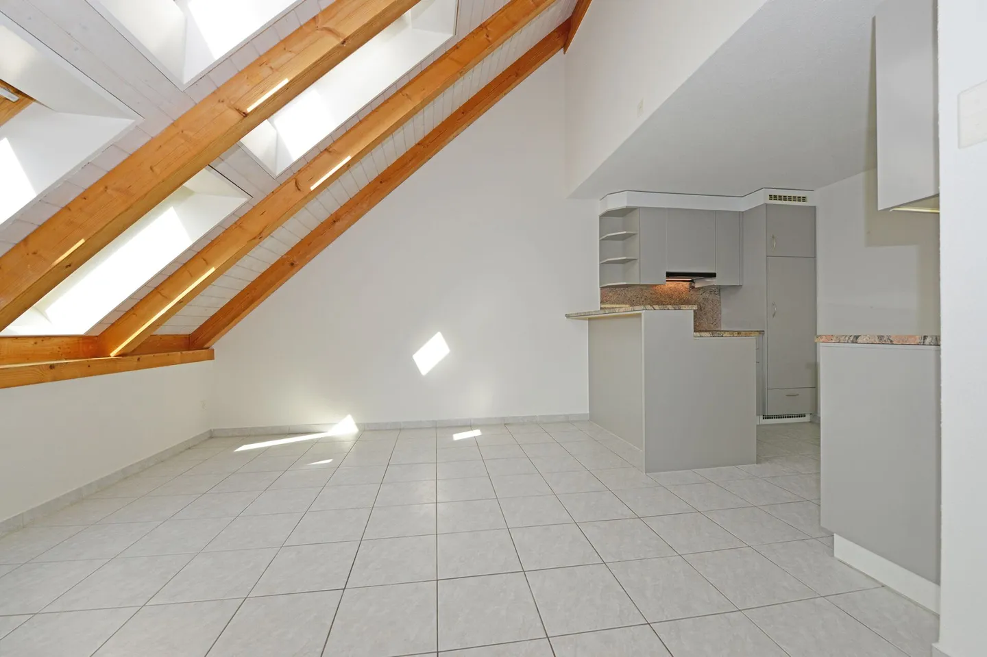 Charmant Appartement Sous Les Toits avec Vue sur Montagne - Photo 7 sur 19