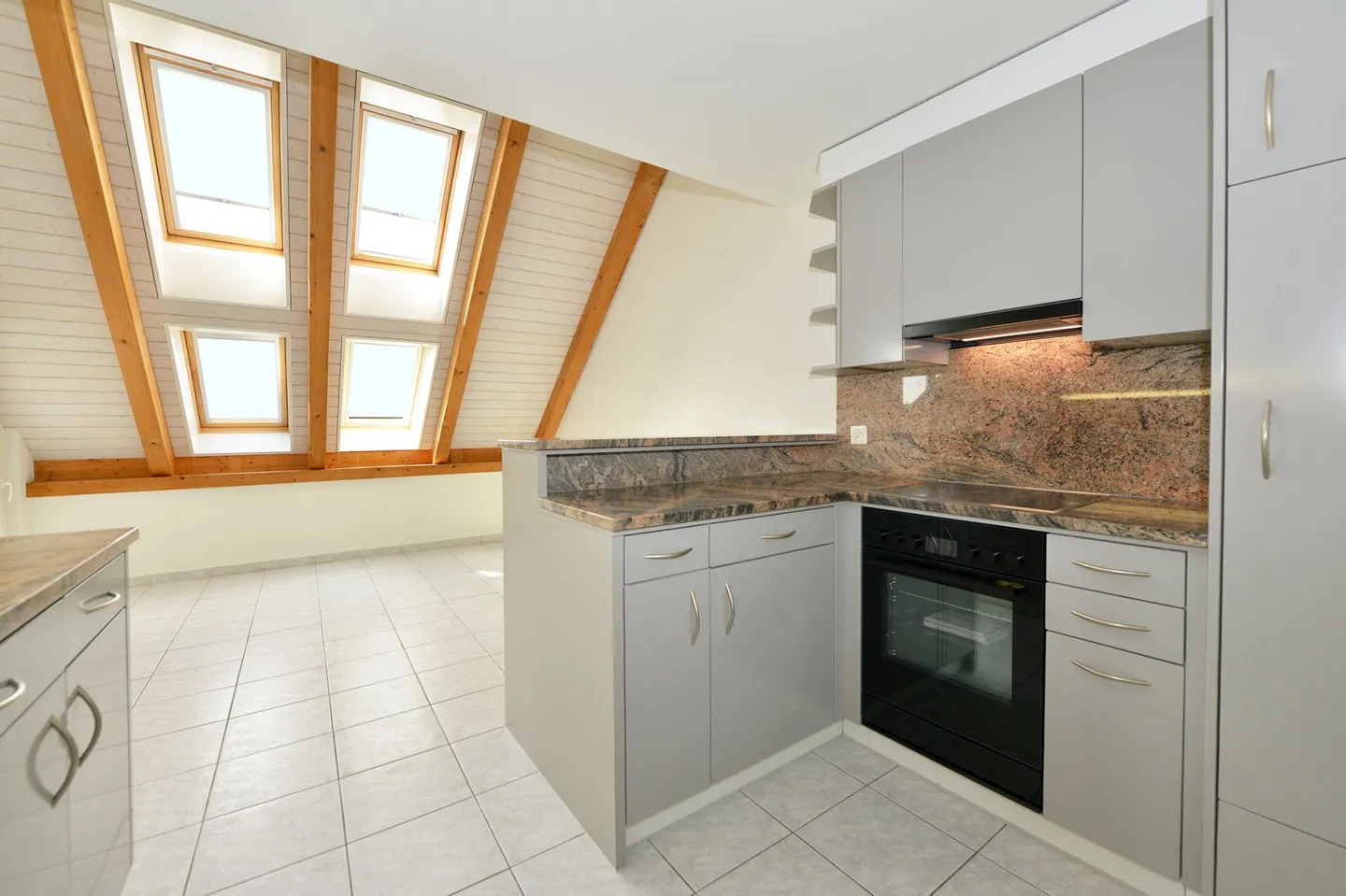 Charmant Appartement Sous Les Toits avec Vue sur Montagne - Photo 10 sur 19