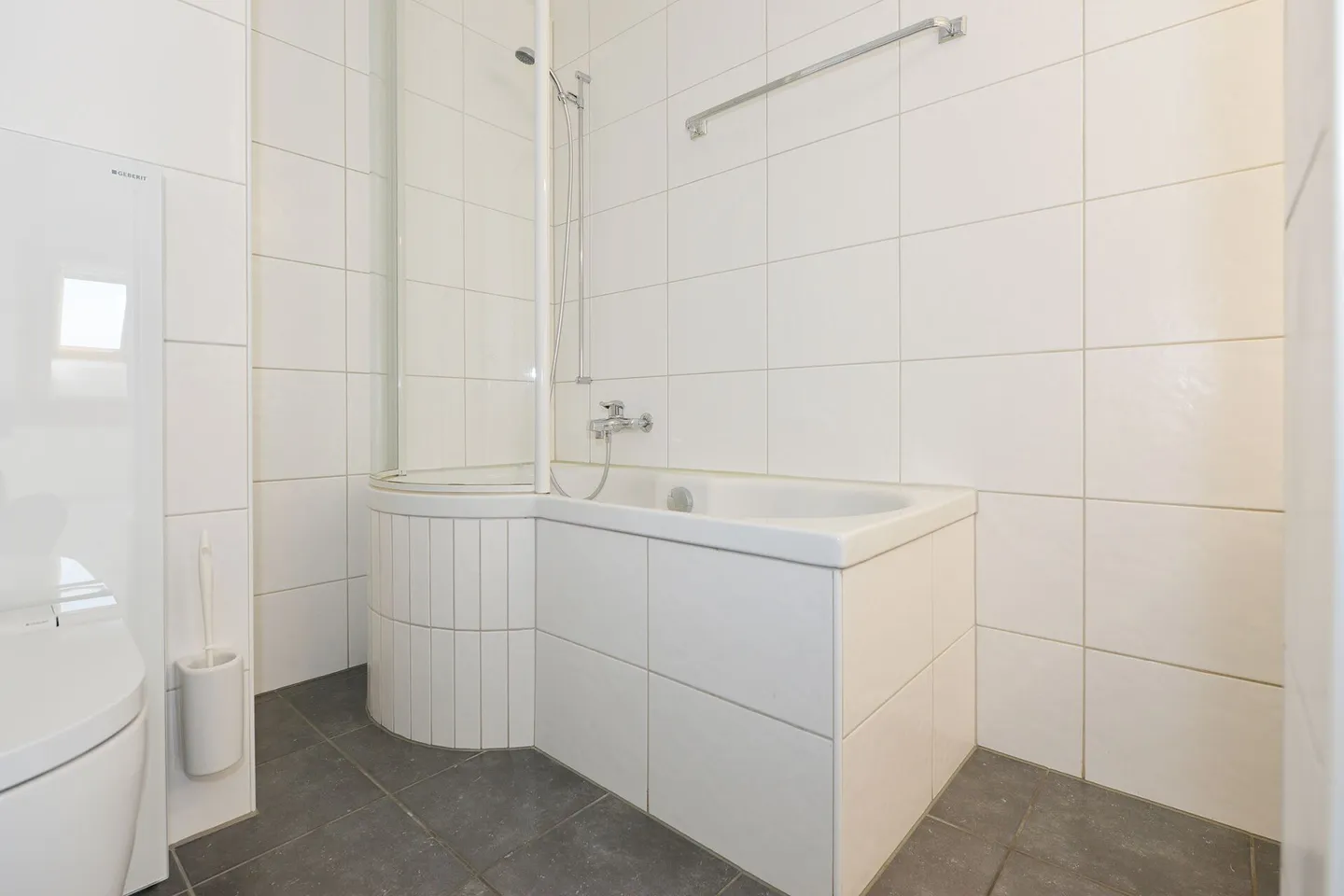 Charmant Appartement Sous Les Toits avec Vue sur Montagne - Photo 13 sur 19