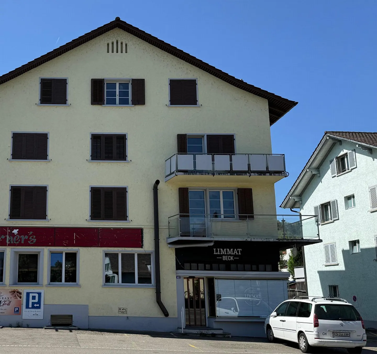 Fully equipped small retail space on the ground floor - Photo 1 of 10