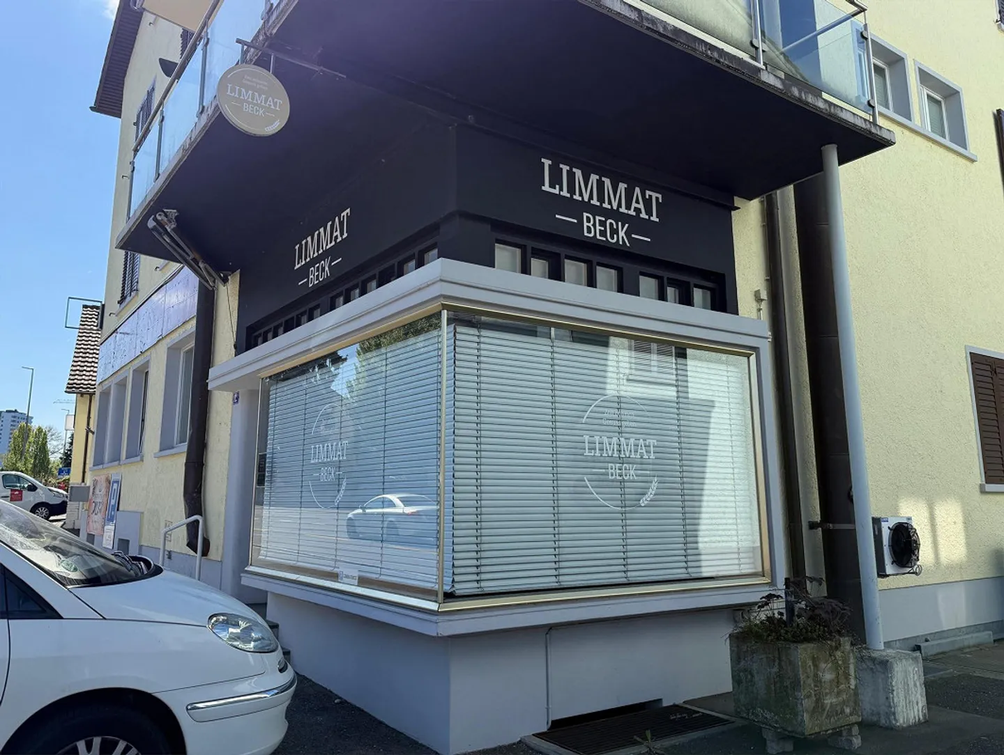 Fully equipped small retail space on the ground floor - Photo 2 of 10