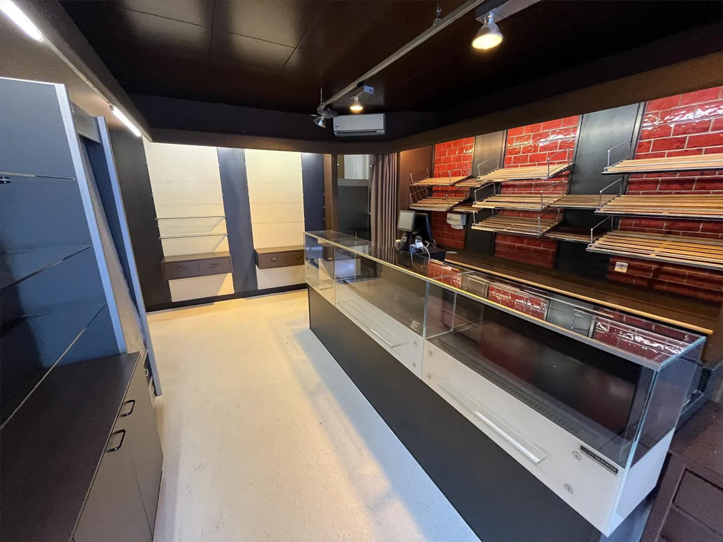 Fully equipped small retail space on the ground floor - Photo 3 of 10