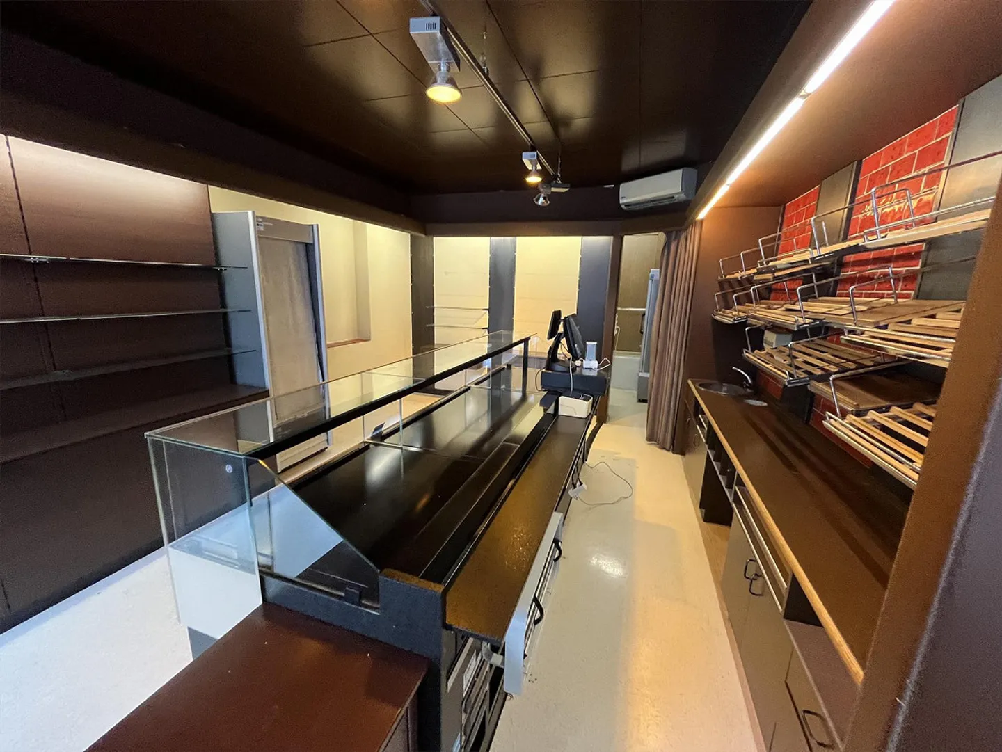 Fully equipped small retail space on the ground floor - Photo 4 of 10