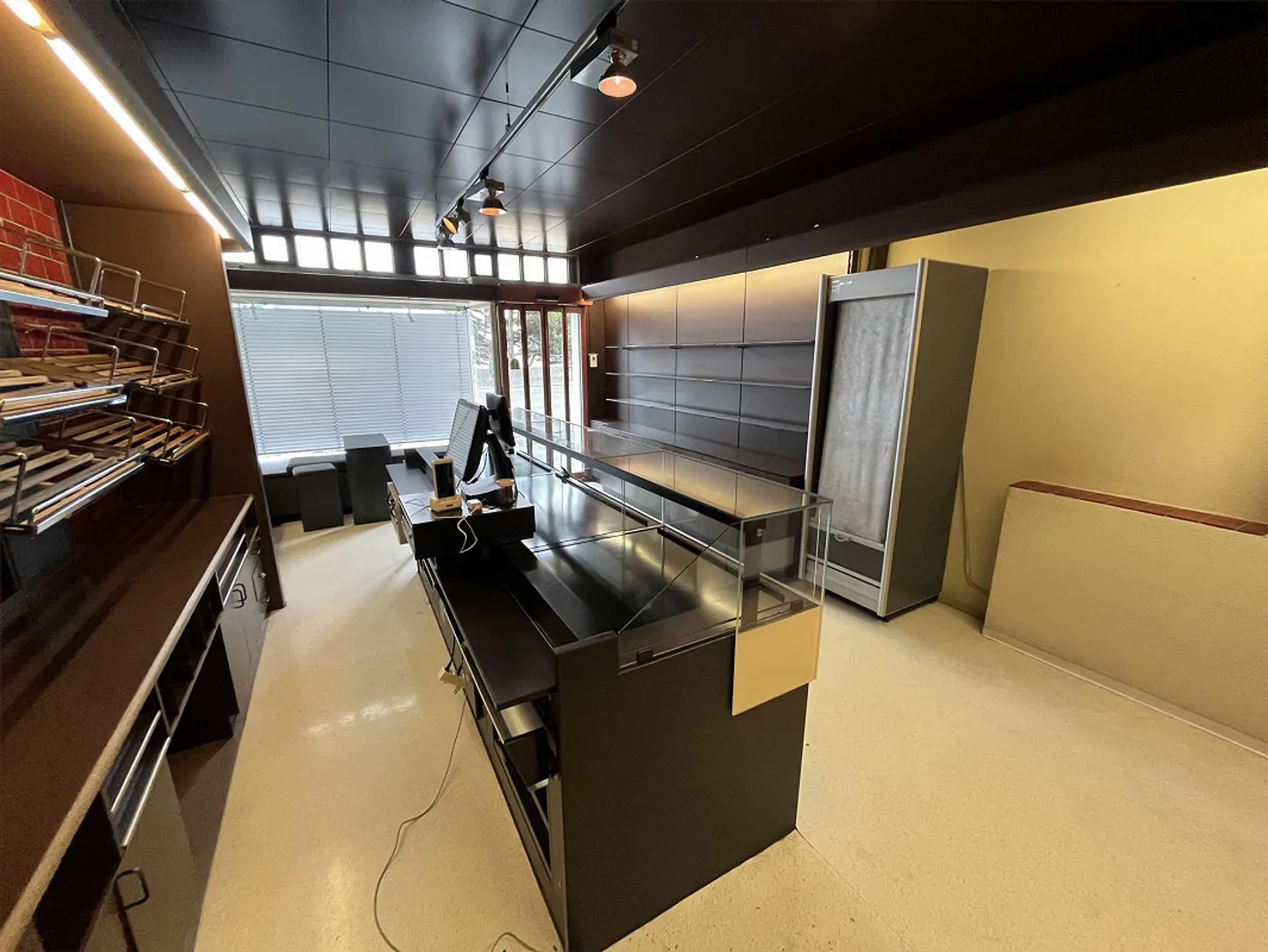 Fully equipped small retail space on the ground floor - Photo 5 of 10