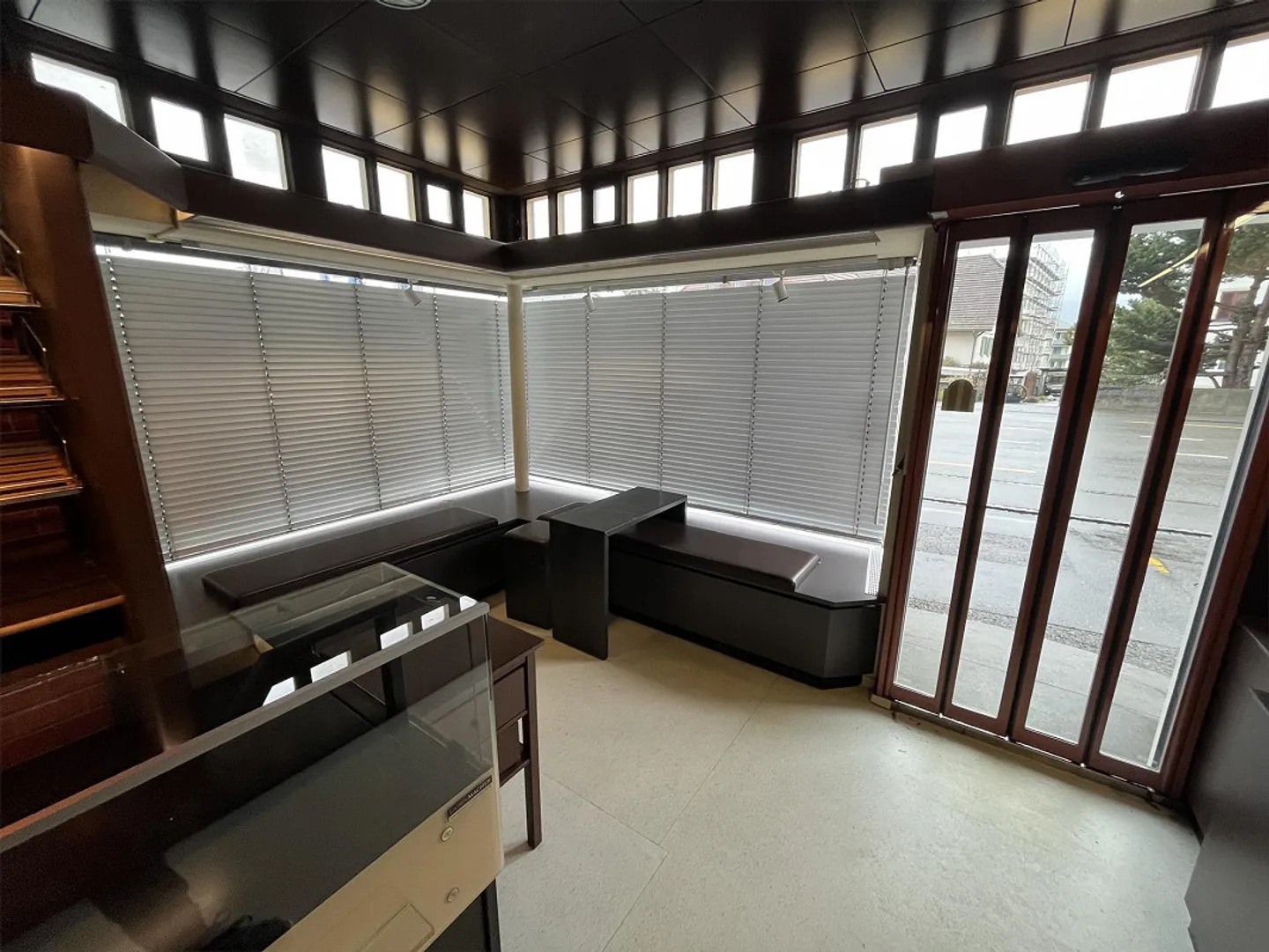 Fully equipped small retail space on the ground floor - Photo 7 of 10