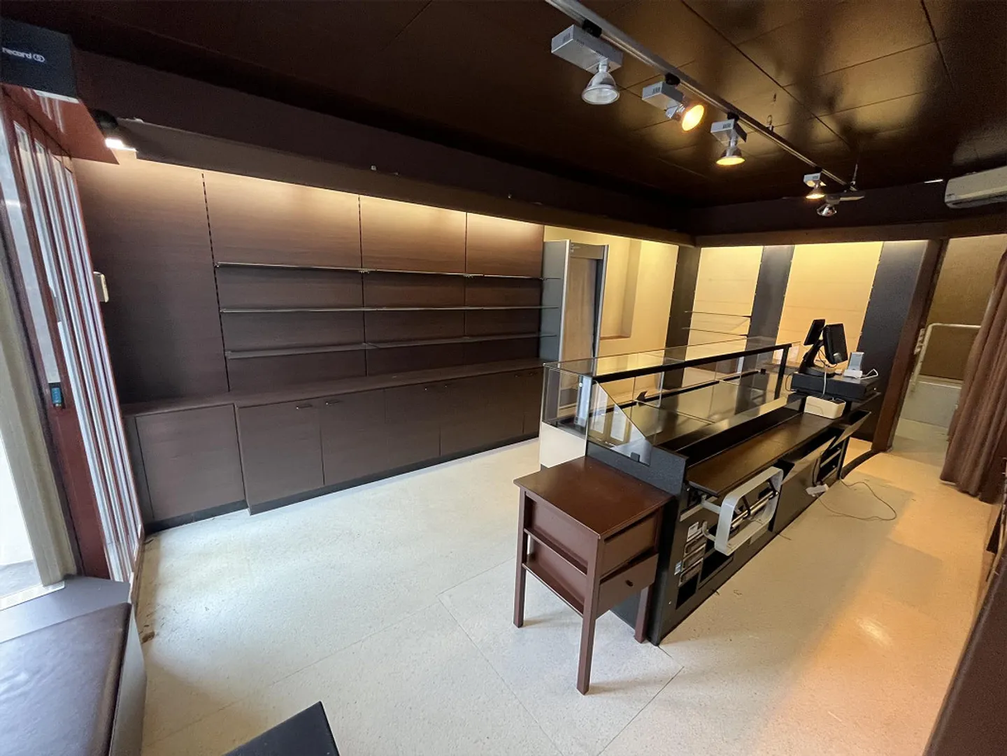 Fully equipped small retail space on the ground floor - Photo 8 of 10