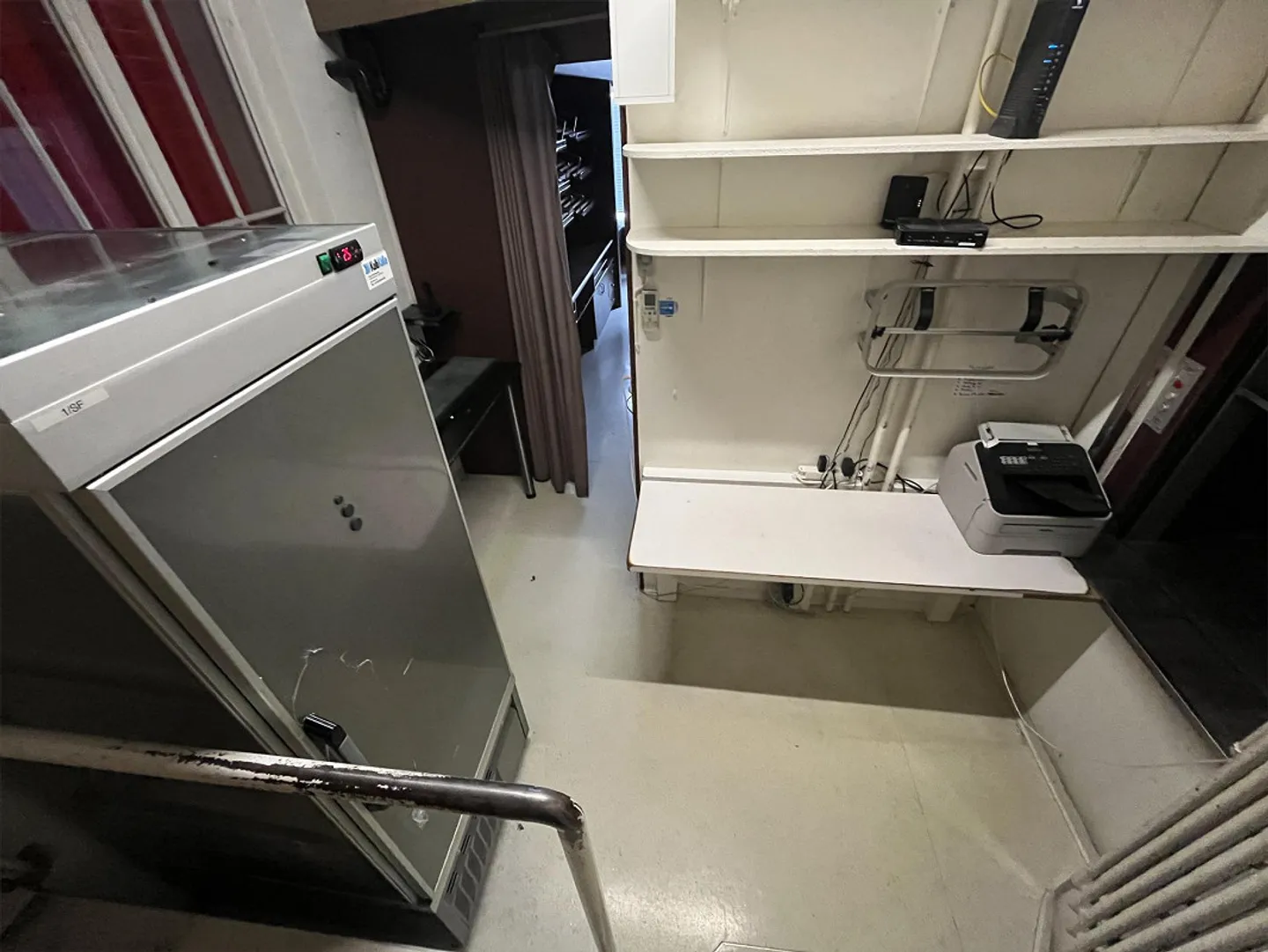 Fully equipped small retail space on the ground floor - Photo 9 of 10