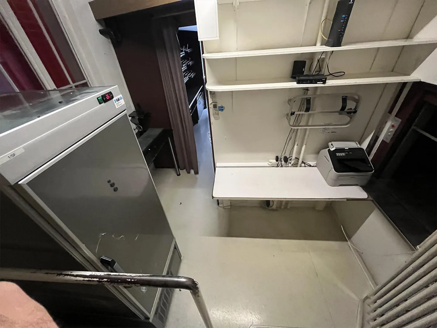 Fully equipped small retail space on the ground floor - Photo 10 of 10