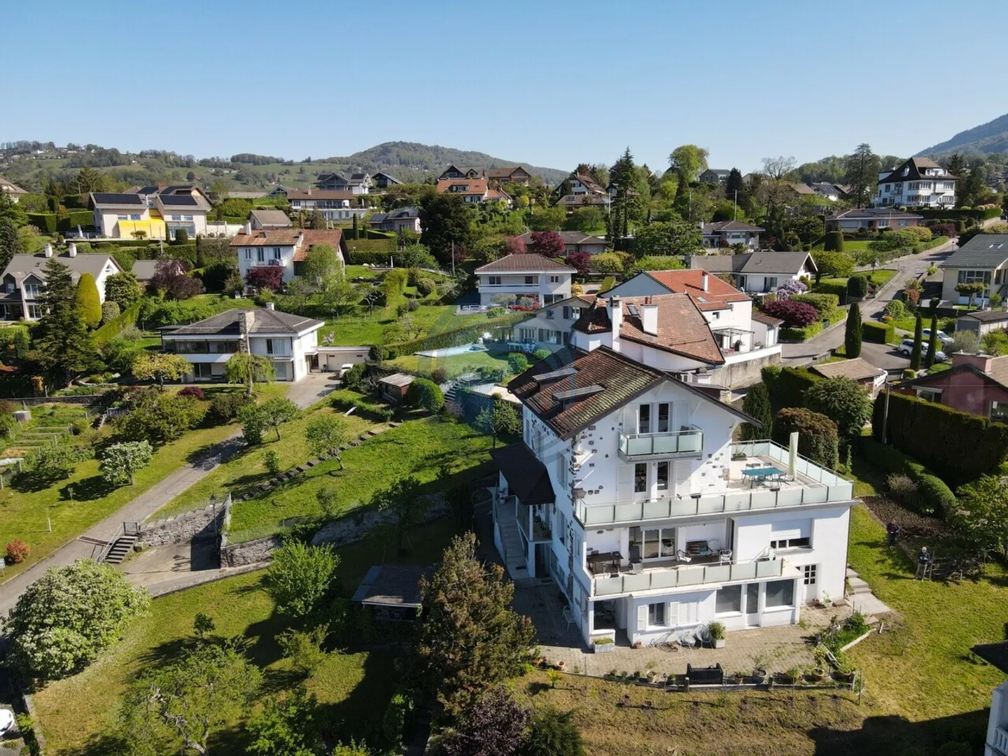 SUPERBE PROPRIÉTÉ AVEC 4 APPARTEMENTS ET VUE IMPRENABLE SUR LE LAC - Photo 3 sur 13