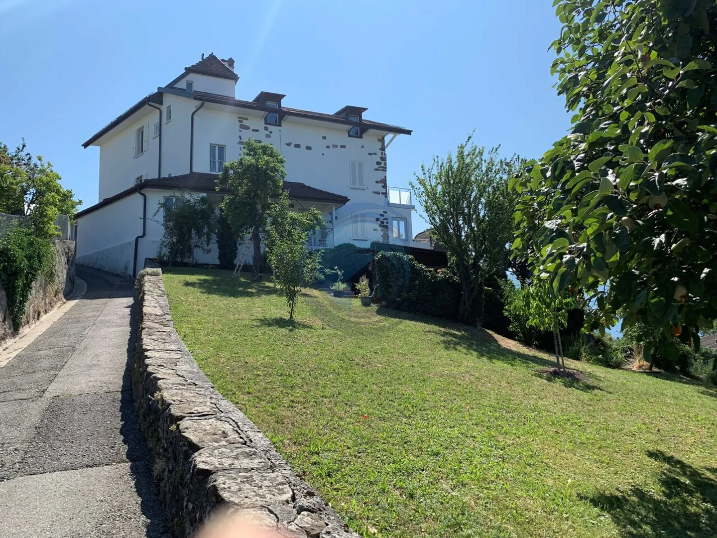 SUPERBE PROPRIÉTÉ AVEC 4 APPARTEMENTS ET VUE IMPRENABLE SUR LE LAC - Photo 6 sur 13
