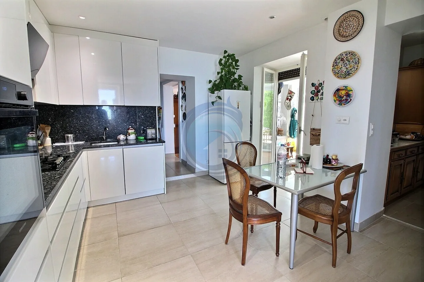 SUPERBE PROPRIÉTÉ AVEC 4 APPARTEMENTS ET VUE IMPRENABLE SUR LE LAC - Photo 10 sur 13