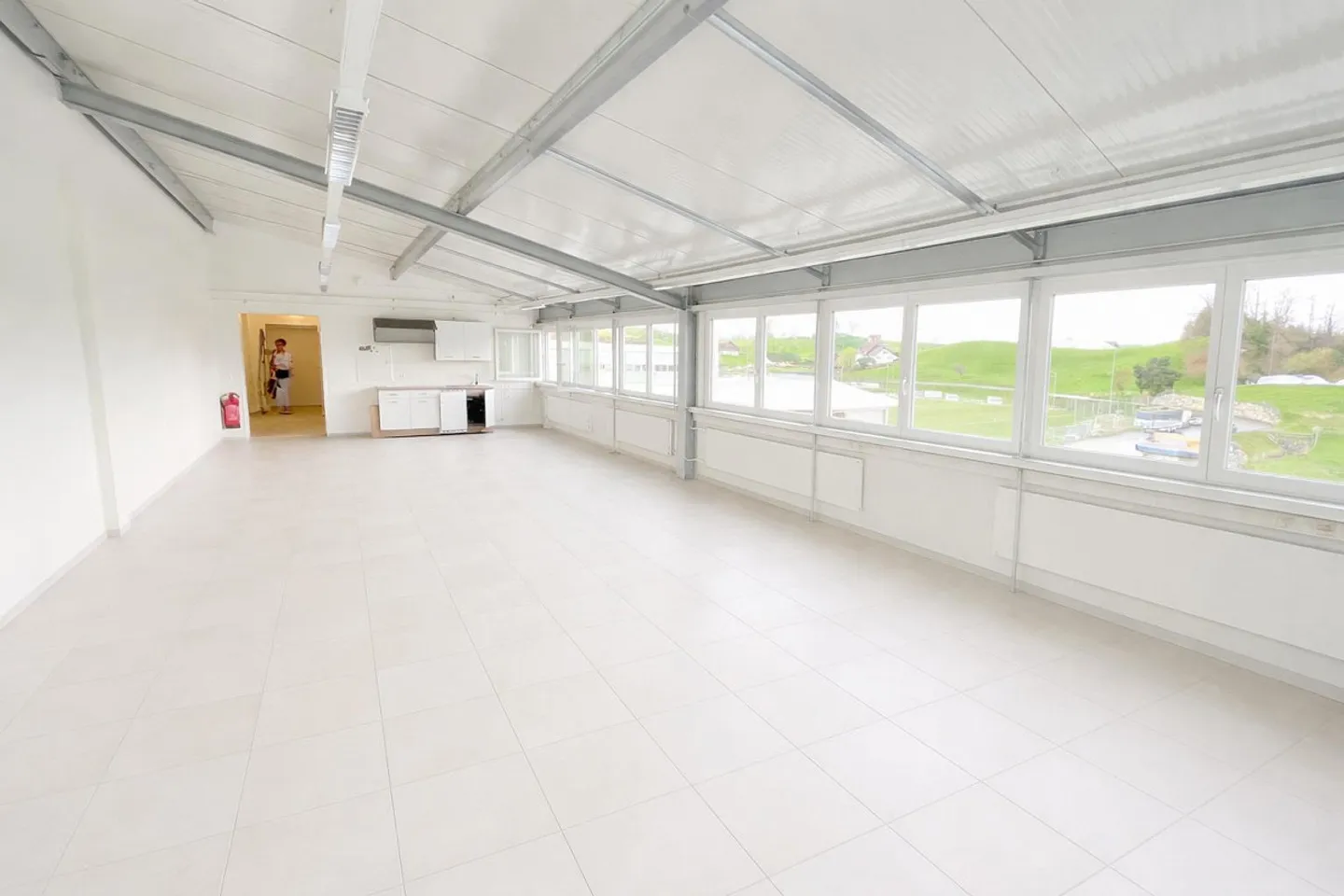 Espace commercial/bureau/atelier climatisé - 70m2 à Weggis [DG-G1] - Photo 3 sur 7