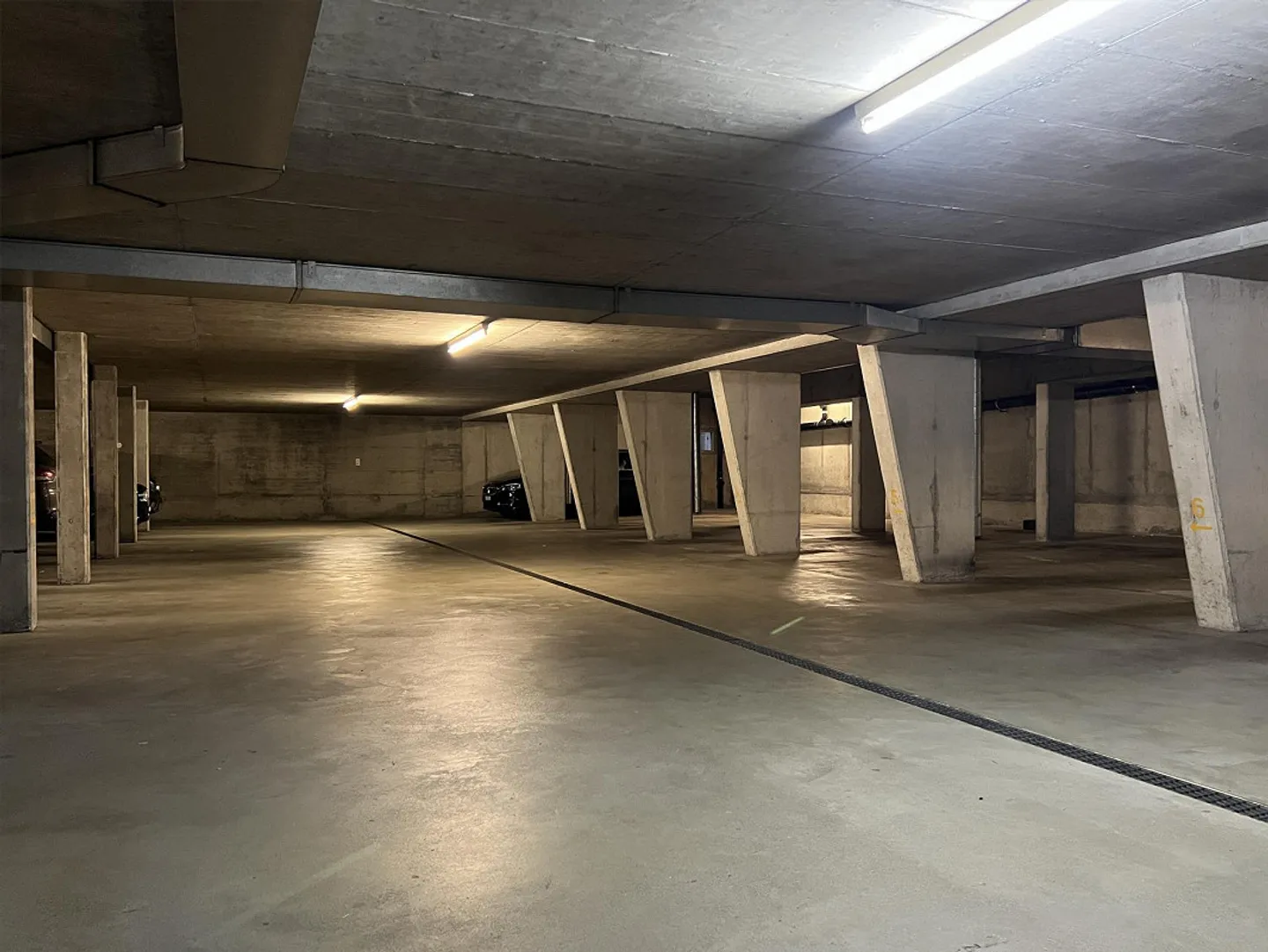 Places de parking à un emplacement central - Photo 1 sur 1