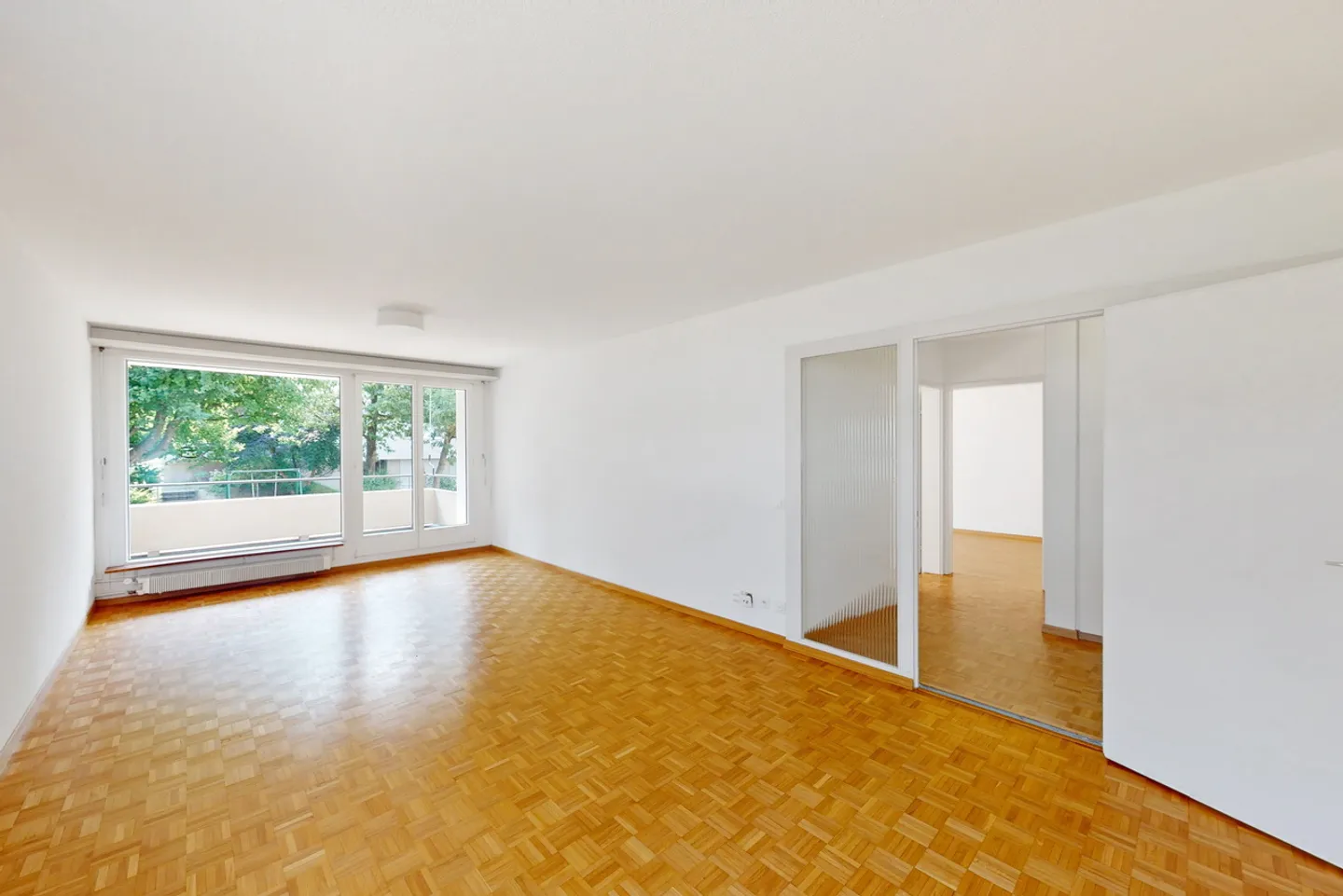 Sunny apartment in beautiful Höngg for 1 year limited - Photo 2 of 8