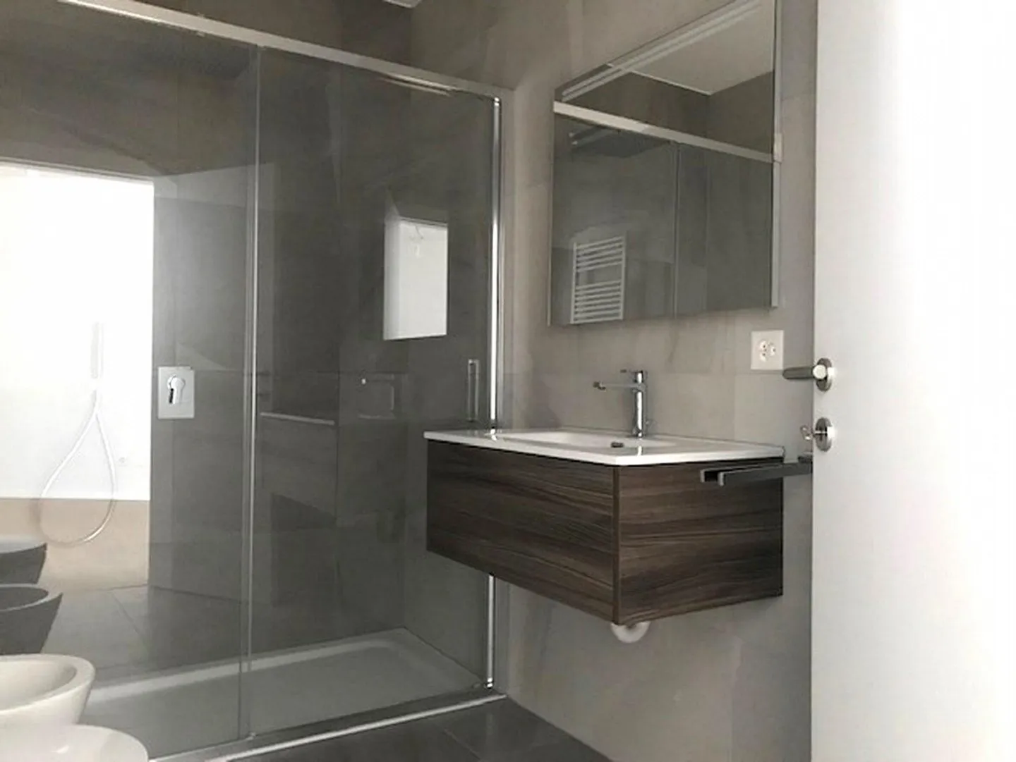 MODERN 3.5-ROOM APARTMENT WITH LAKE VIEW - Photo 4 of 12