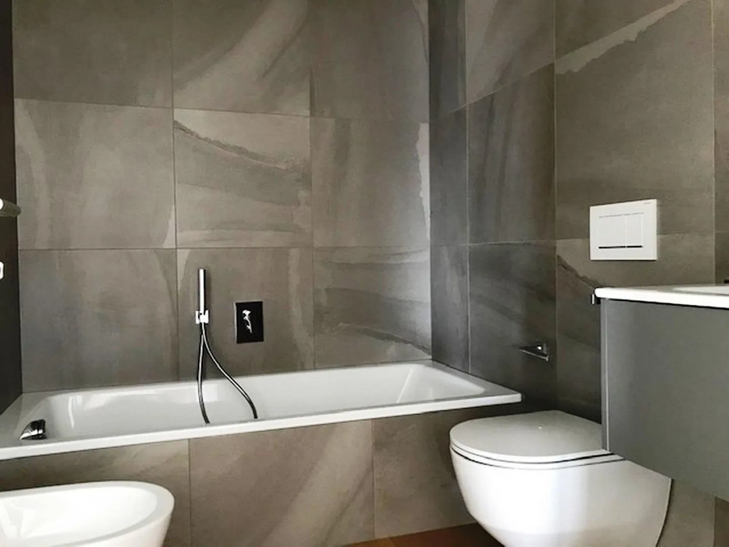 MODERN 3.5-ROOM APARTMENT WITH LAKE VIEW - Photo 8 of 12