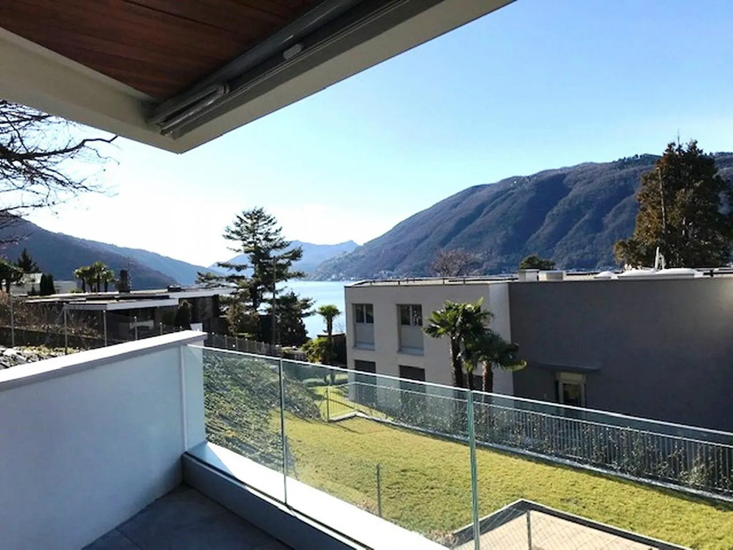 MODERN 3.5-ROOM APARTMENT WITH LAKE VIEW - Photo 9 of 12