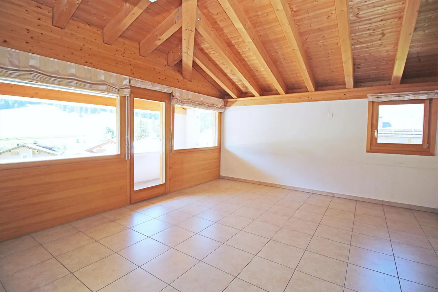 Attic apartment with balcony in the quiet district of Pradels, S-chanf - Photo 2 of 13