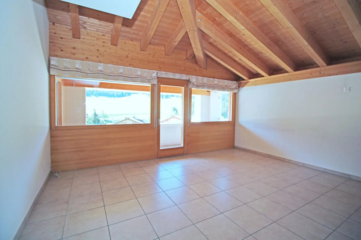 Attic apartment with balcony in the quiet district of Pradels, S-chanf - Photo 3 of 13