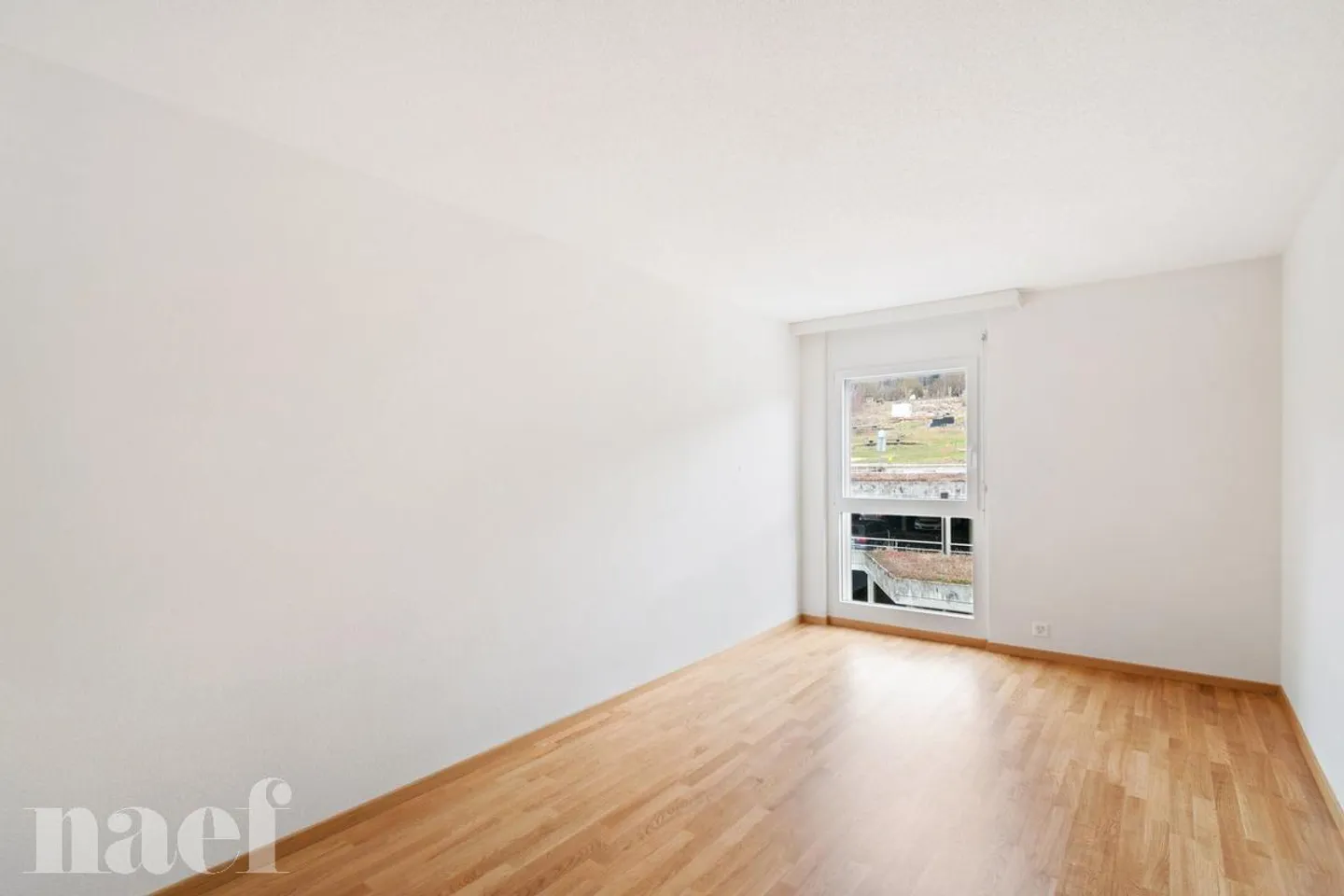 Auf den Höhen von Neuchâtel, nahe dem Wald, in einem Familienviertel - Foto 5 von 11